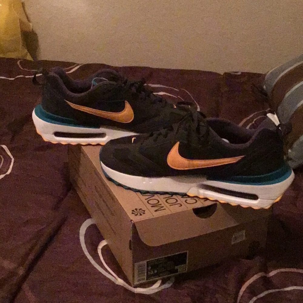 Men’s tennis shoe